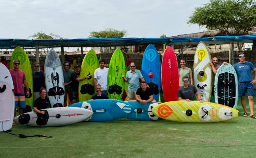 Clínica de windsurf en olas